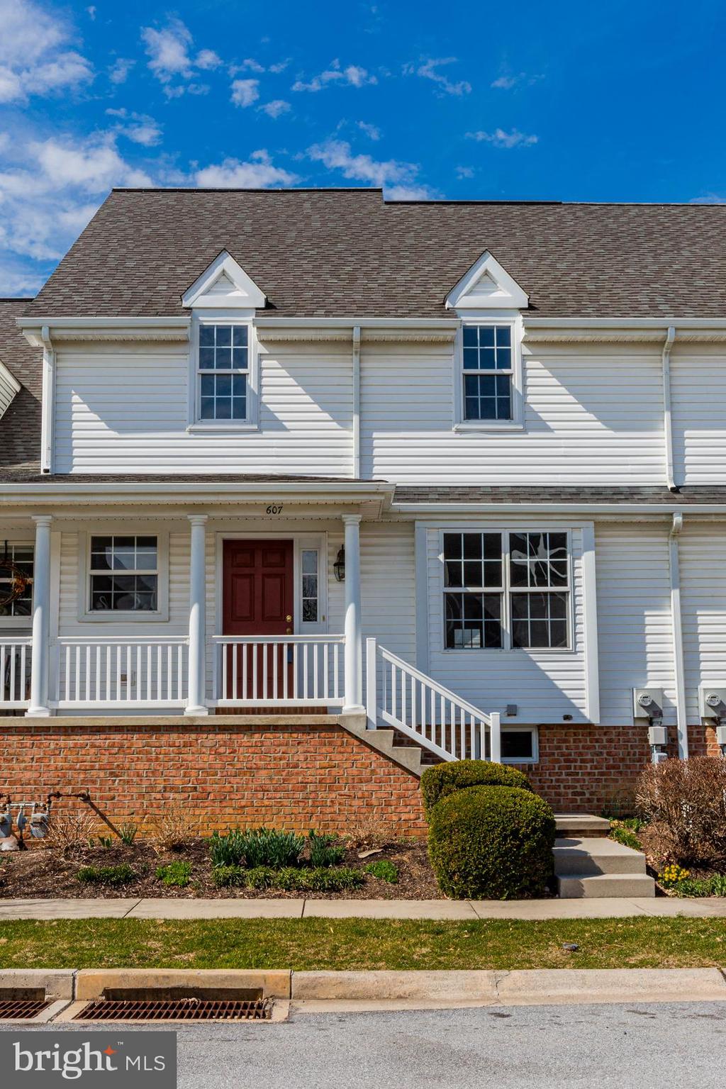607 Chatham Way Lititz, PA 17543 - Photo 2 of 47