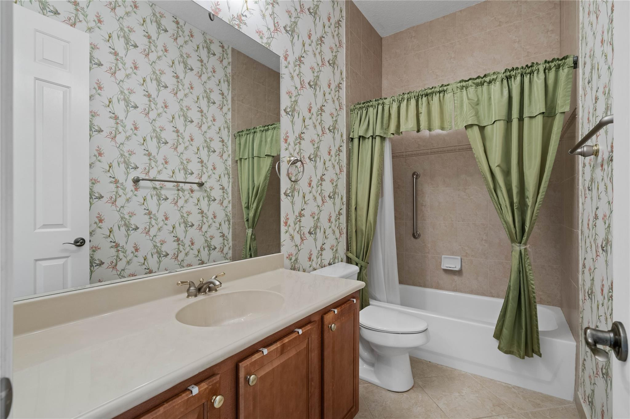 147 Midleton Way, Unit 244 Jupiter, FL 33458 - Photo 15 of 44 Second Bathroom