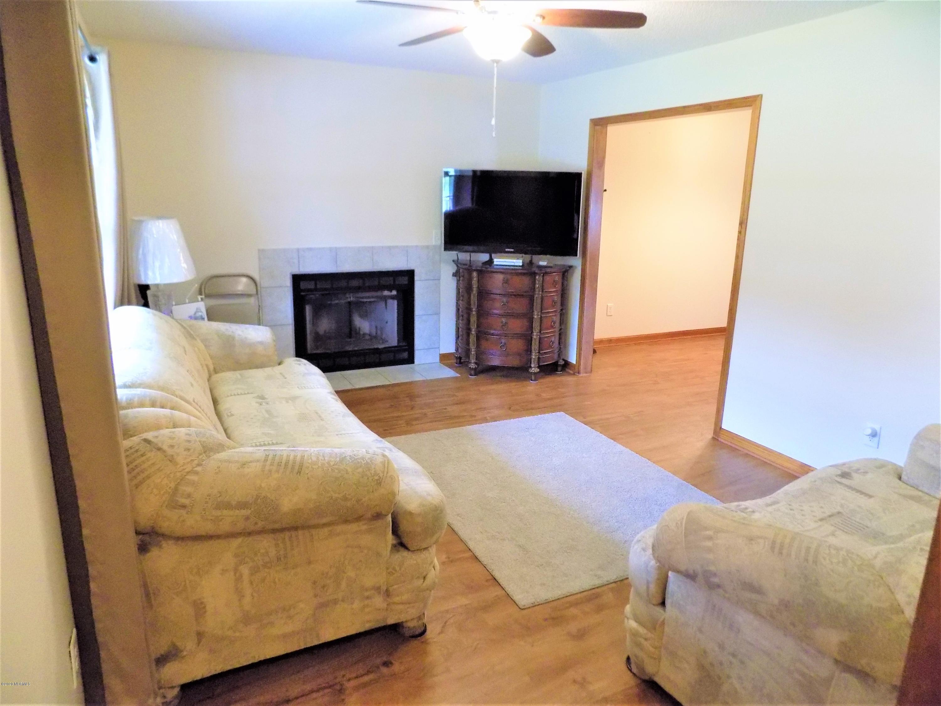 235 Bannermans Mill Road Richlands, NC 28574 - Photo 11 of 31 living room