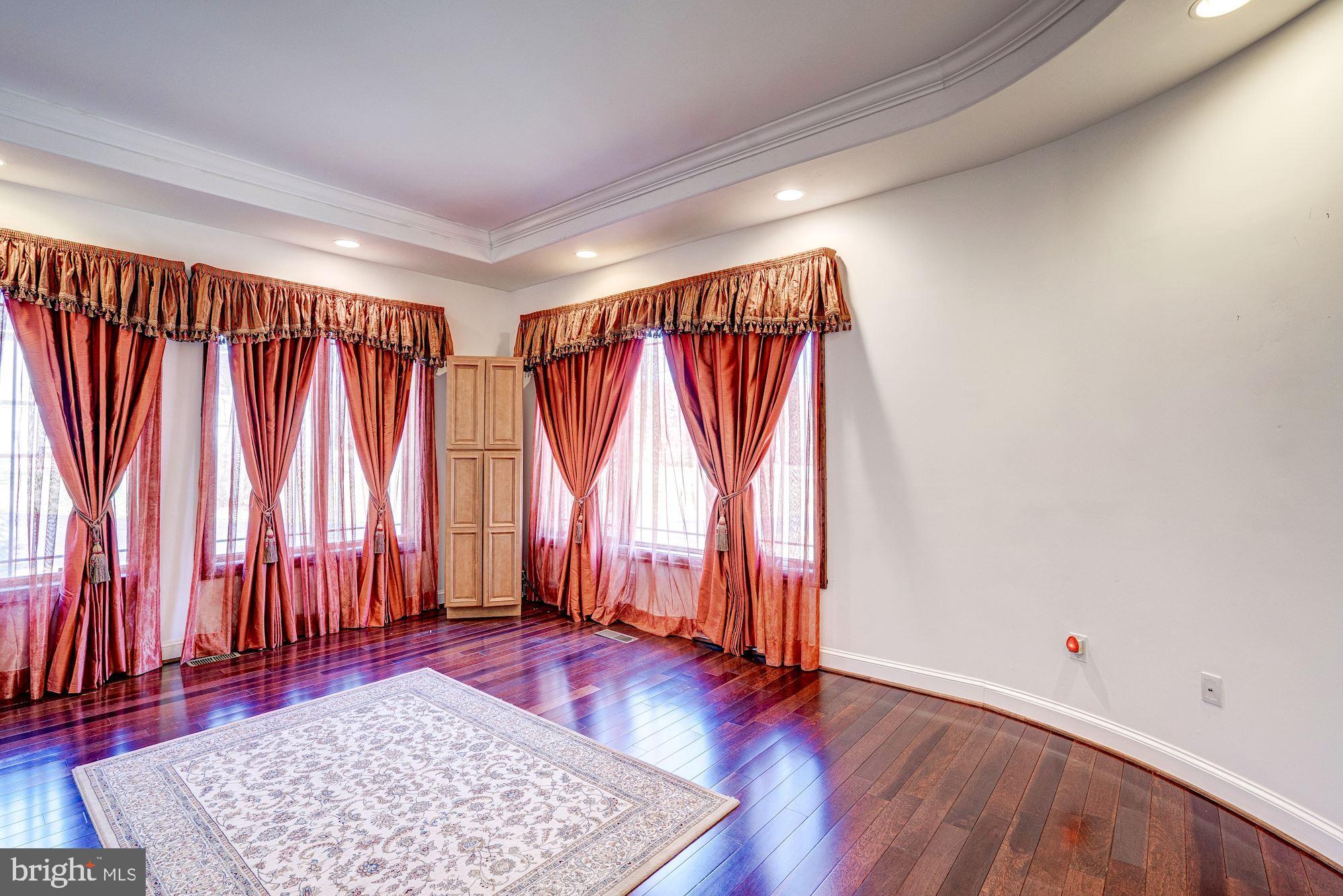 946 Seneca Road Great Falls, VA 22066 - Photo 28 of 106 Main level home office