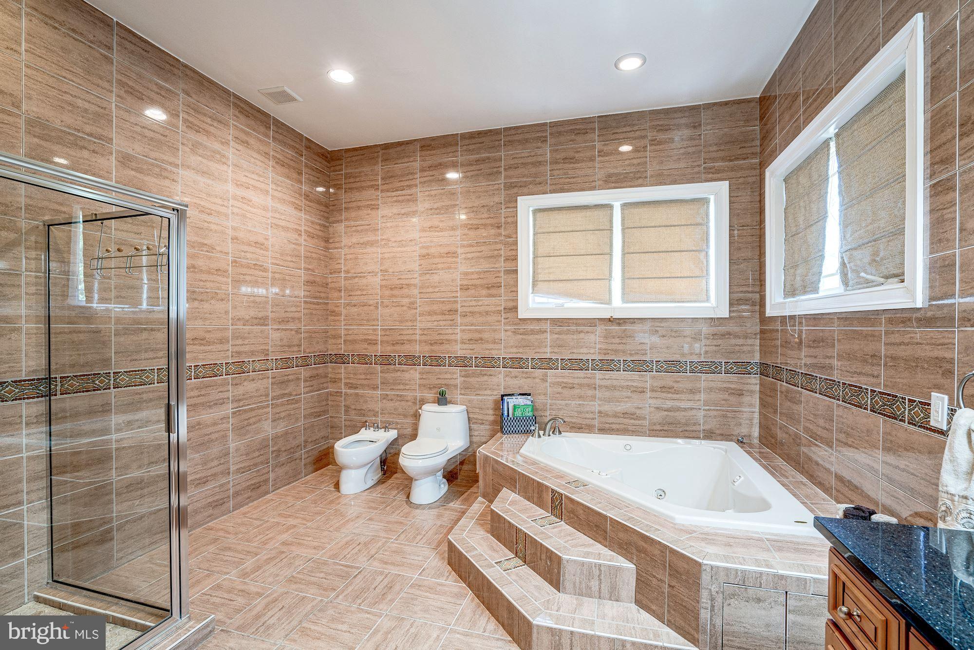 946 Seneca Road Great Falls, VA 22066 - Photo 38 of 106 Main level master bathroom