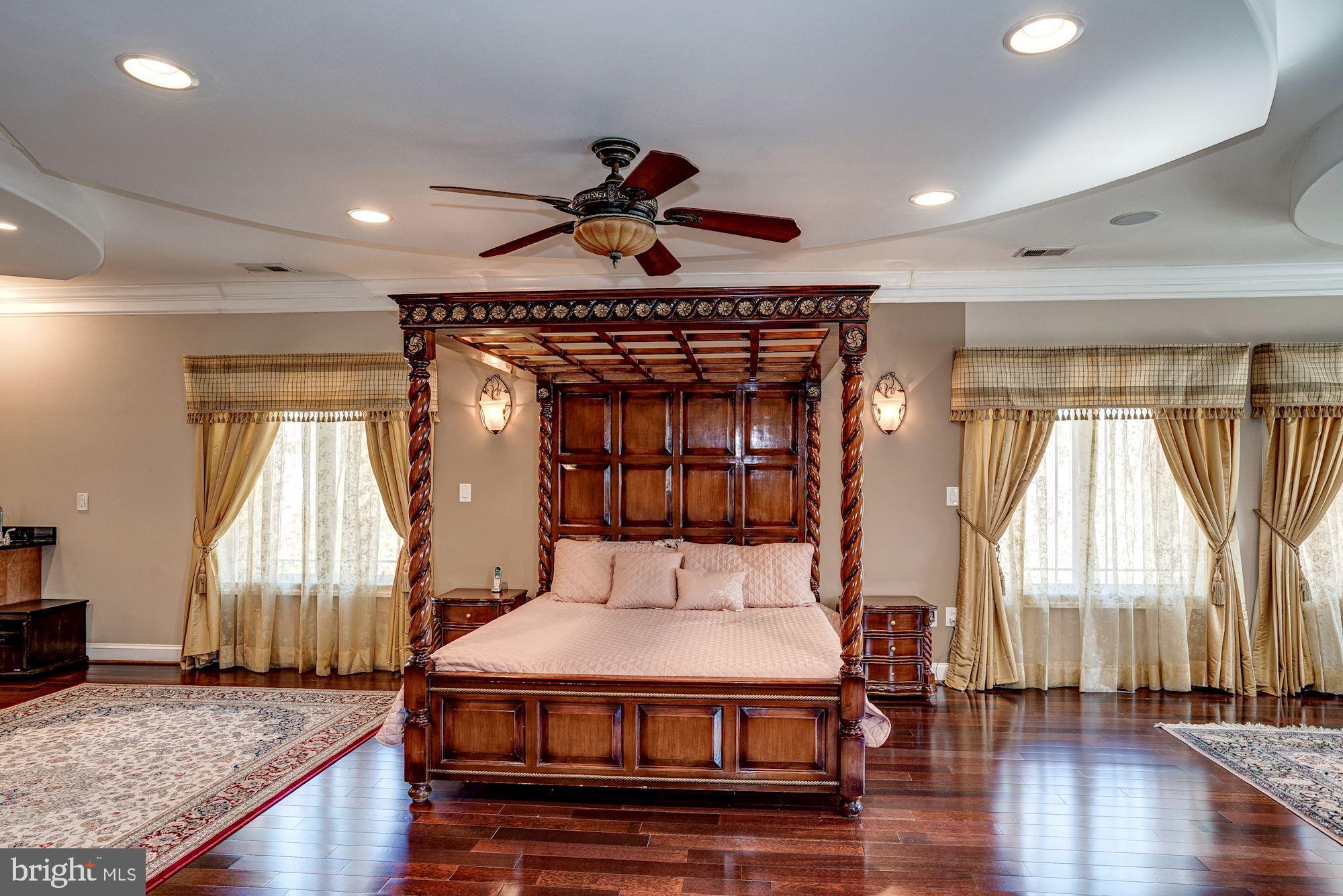 946 Seneca Road Great Falls, VA 22066 - Photo 47 of 106 Upper level master suite with sitting area