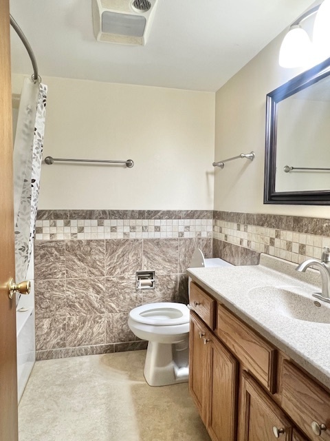 333 Fox Trot Dixon, IL 61021 - Photo 12 of 21 a bathroom with a sink toilet and mirror