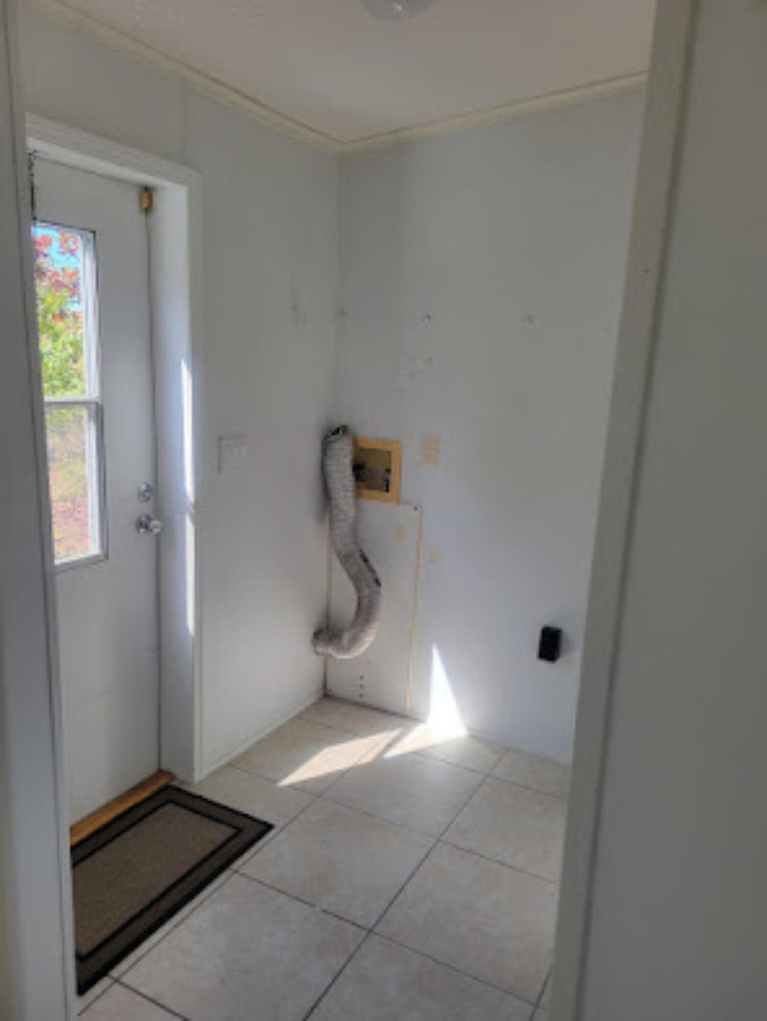 31037 Ave D Big Pine Key, FL 33043 - Photo 5 of 20 a view of a livingroom with a sink