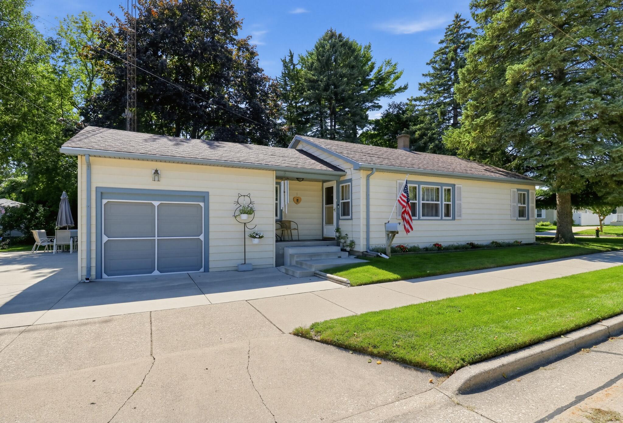07_2515_Dombrowski_Blvd-Exterior-6426