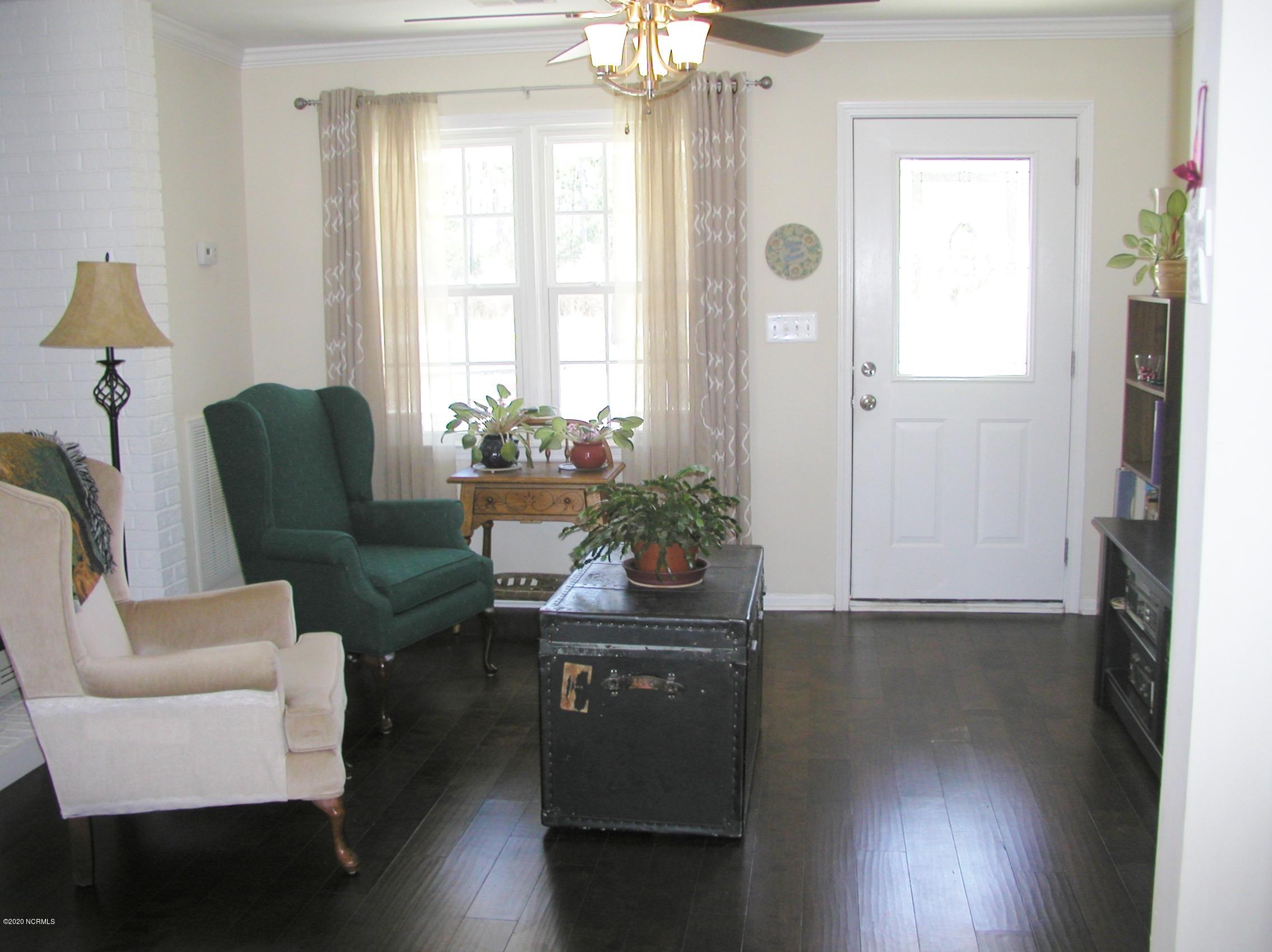 199 9 Mile Road Newport, NC 28570 - Photo 9 of 30 Living Room