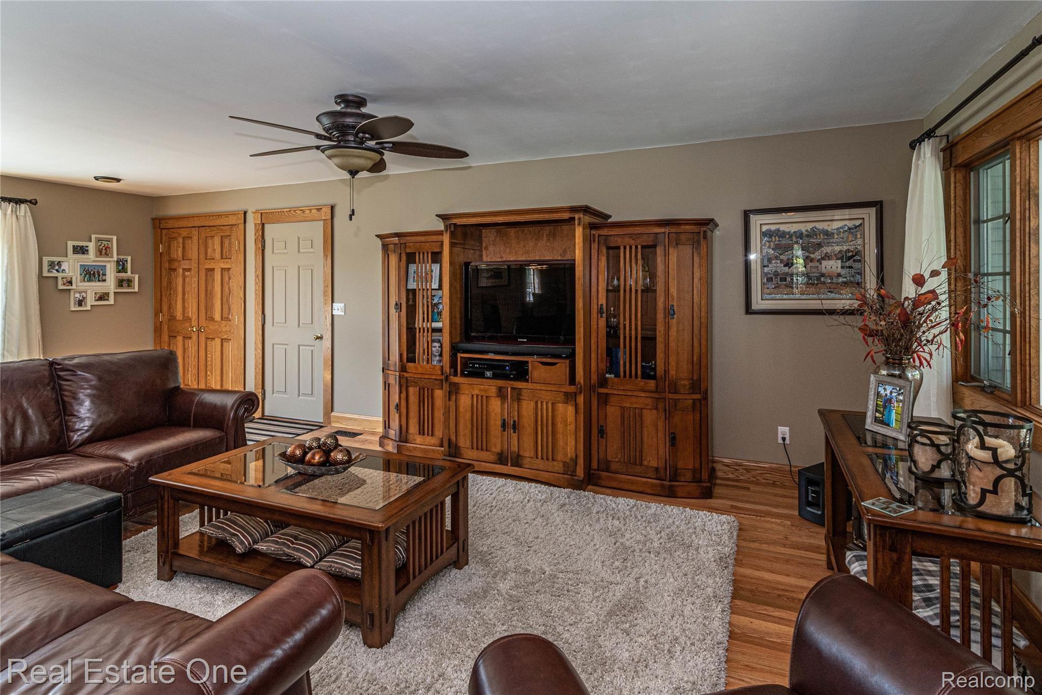 1490 Rose Center Road Fenton, MI 48430 - Photo 9 of 82 Family Room
