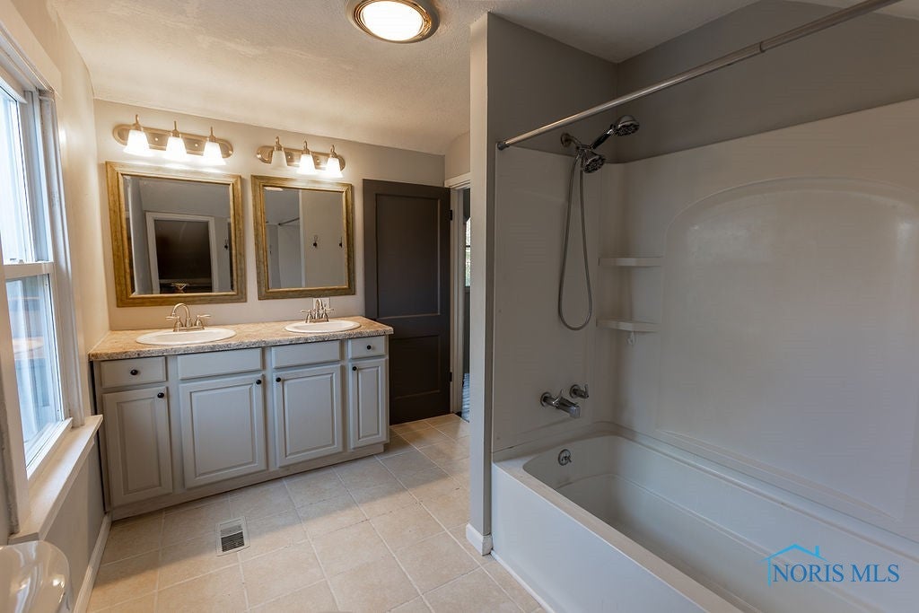 2922 Gradwohl Road Toledo, OH 43617 - Photo 17 of 29 Gallery Image 17