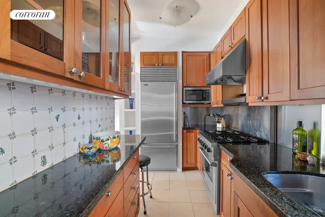 $1,795,000 | 18 West 70th Street, Unit 8C | Upper West Side