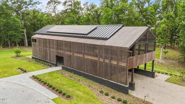 a view of a backyard