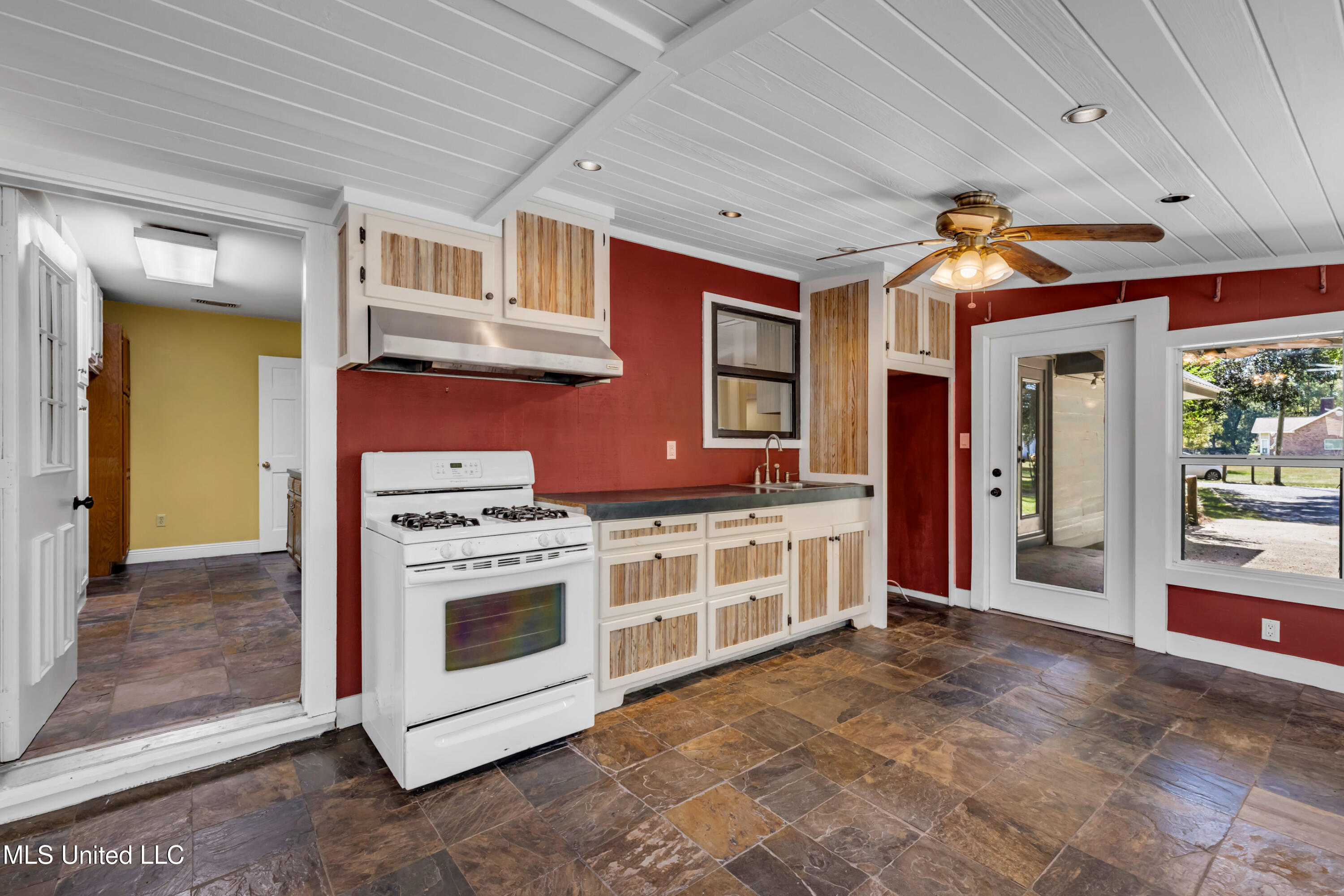 12529 Canal Road Gulfport, MS 39503 - Photo 23 of 32 Sunroom with kitchen