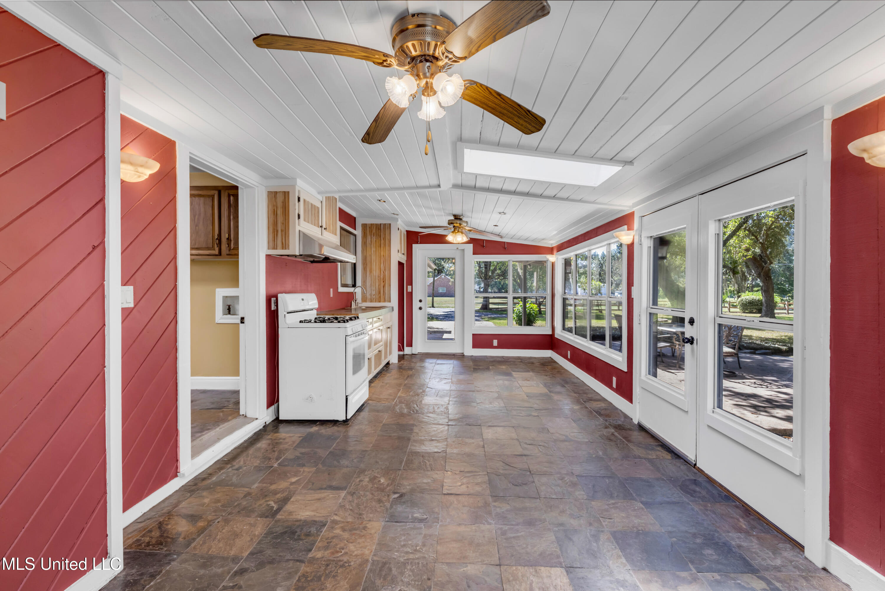 12529 Canal Road Gulfport, MS 39503 - Photo 24 of 32 Sunroom with kitchen