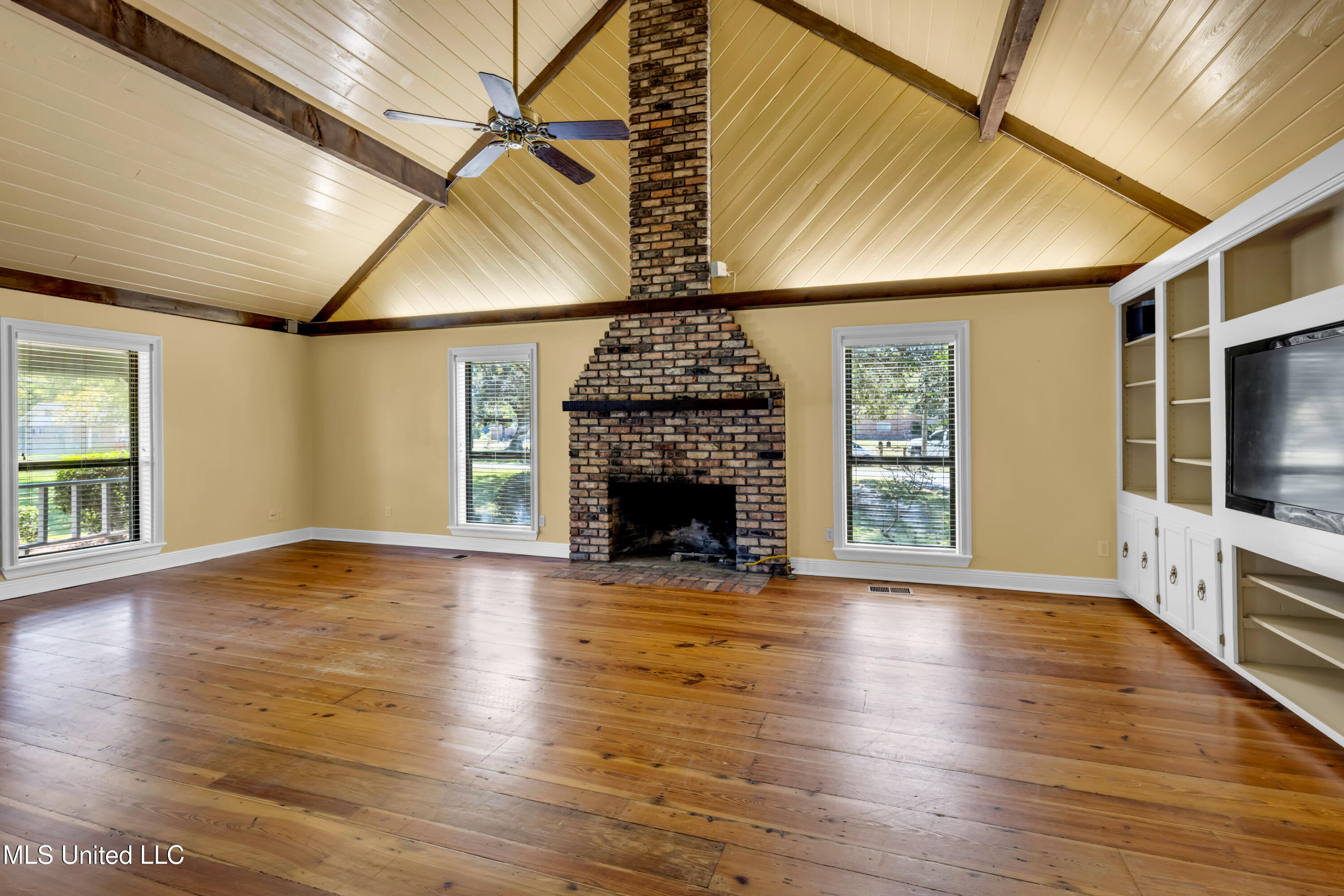 12529 Canal Road Gulfport, MS 39503 - Photo 3 of 32 Living Room