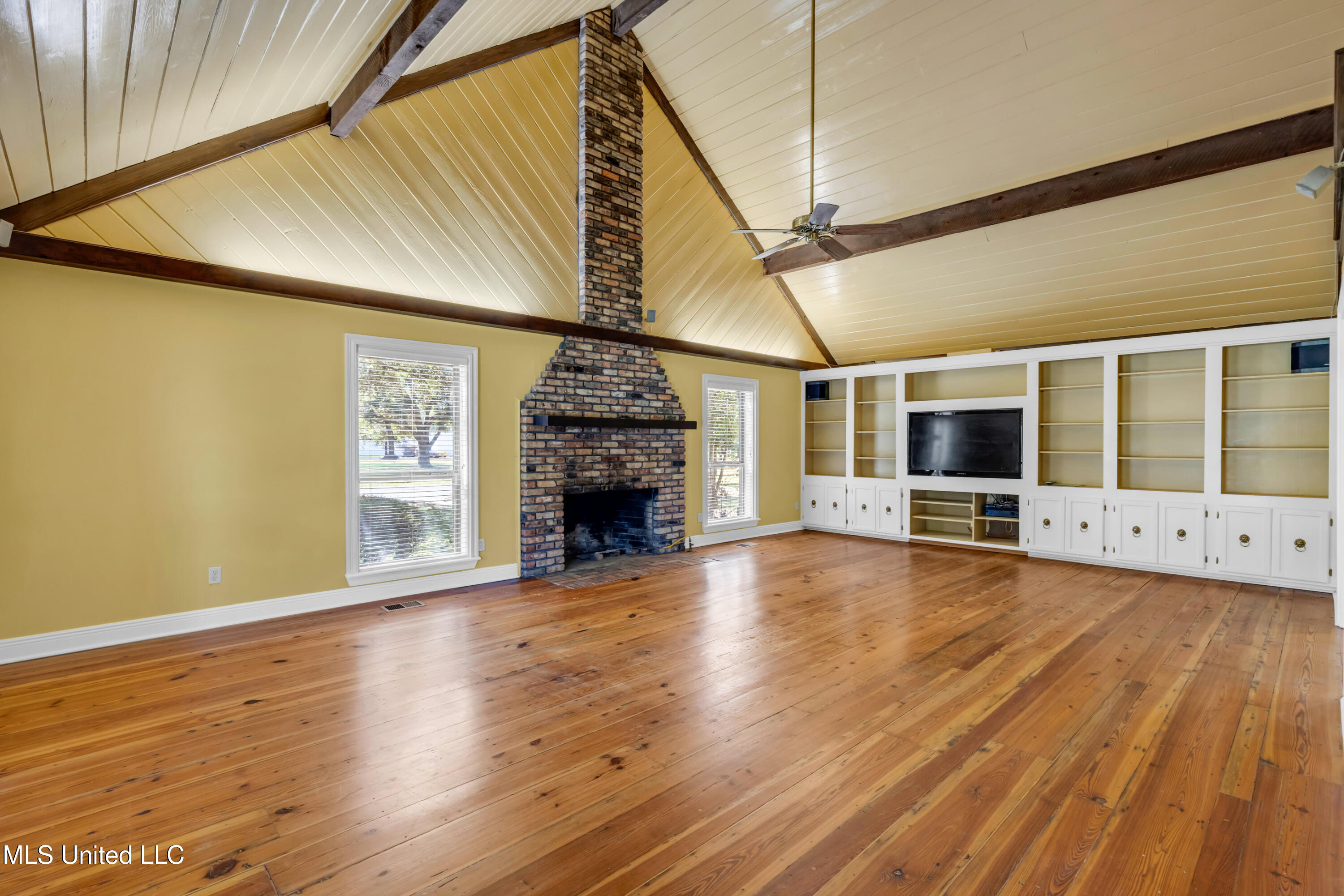 12529 Canal Road Gulfport, MS 39503 - Photo 4 of 32 Living Room