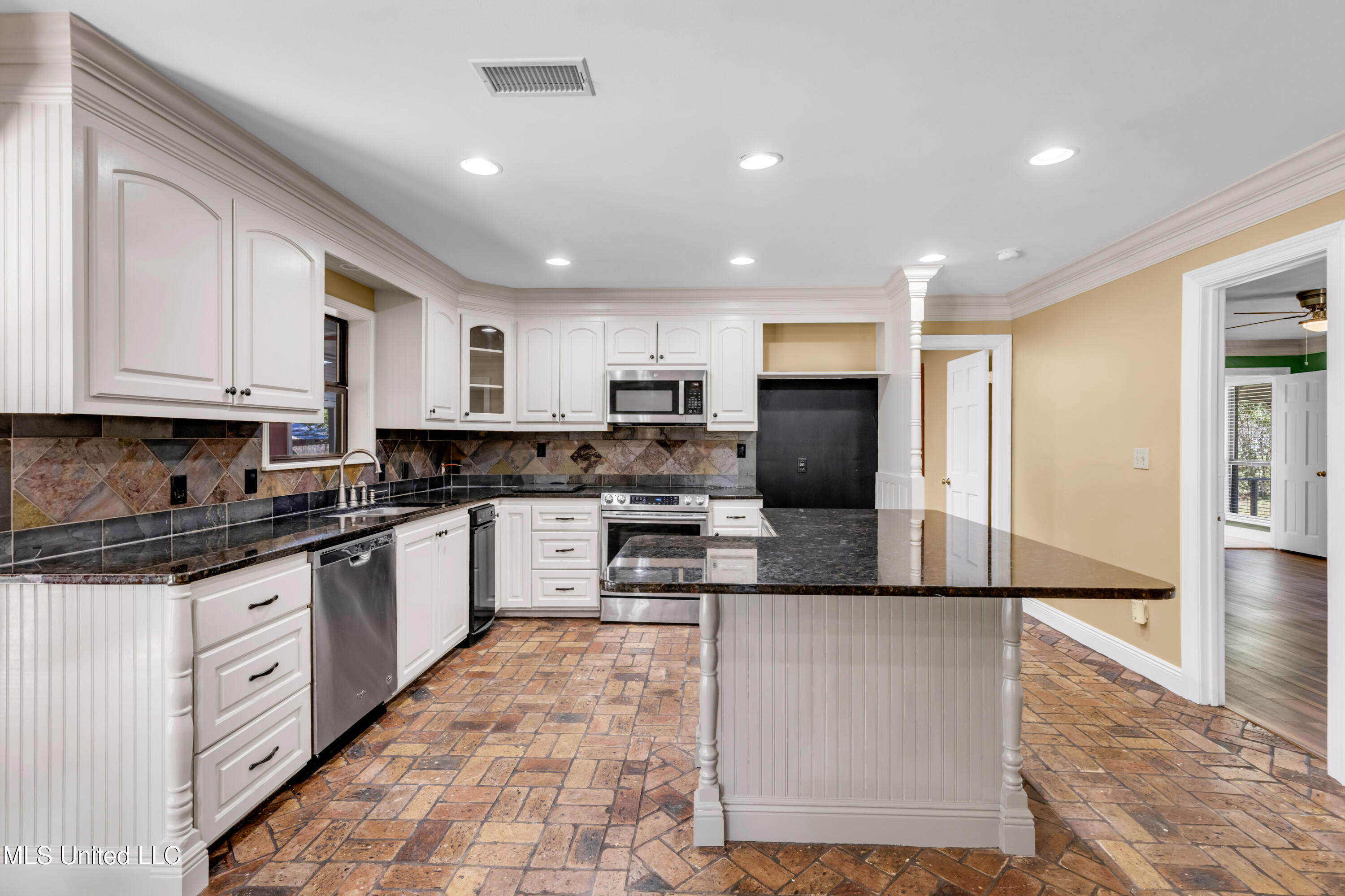 12529 Canal Road Gulfport, MS 39503 - Photo 6 of 32 Kitchen