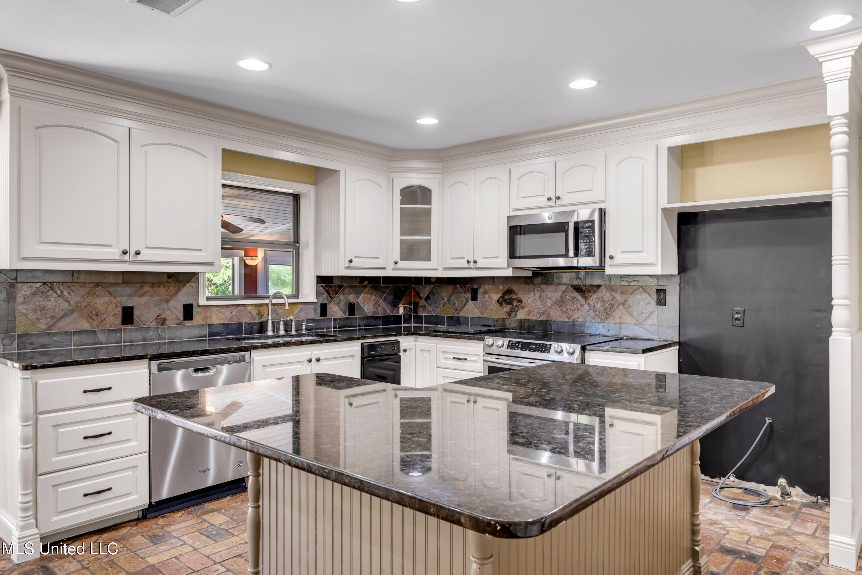 12529 Canal Road Gulfport, MS 39503 - Photo 7 of 32 Kitchen