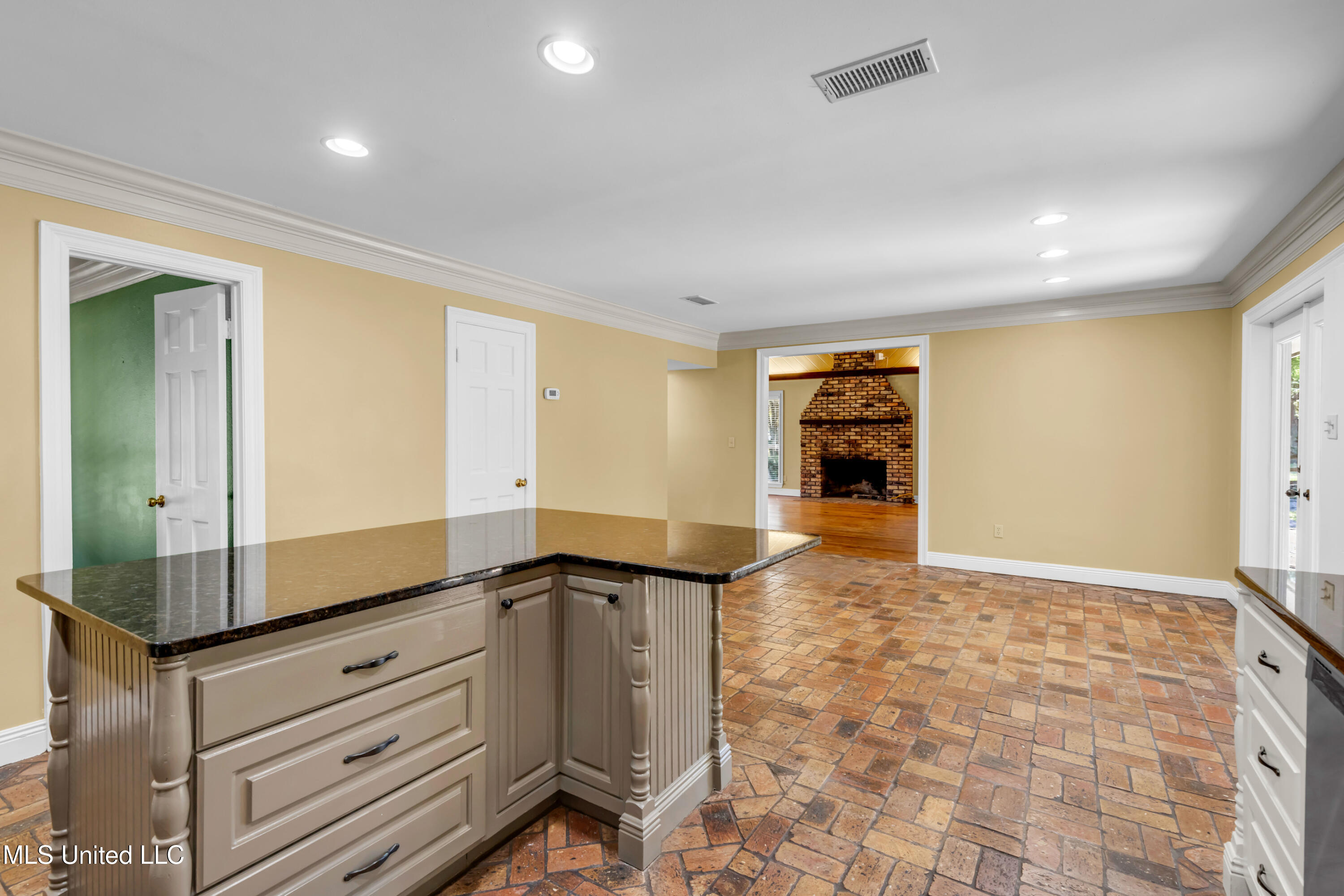 12529 Canal Road Gulfport, MS 39503 - Photo 9 of 32 Kitchen