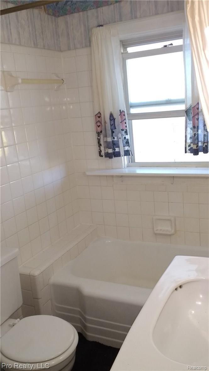 50240 Geddes Road Canton, MI 48188 - Photo 4 of 20 Full Bathroom next to the kitchen