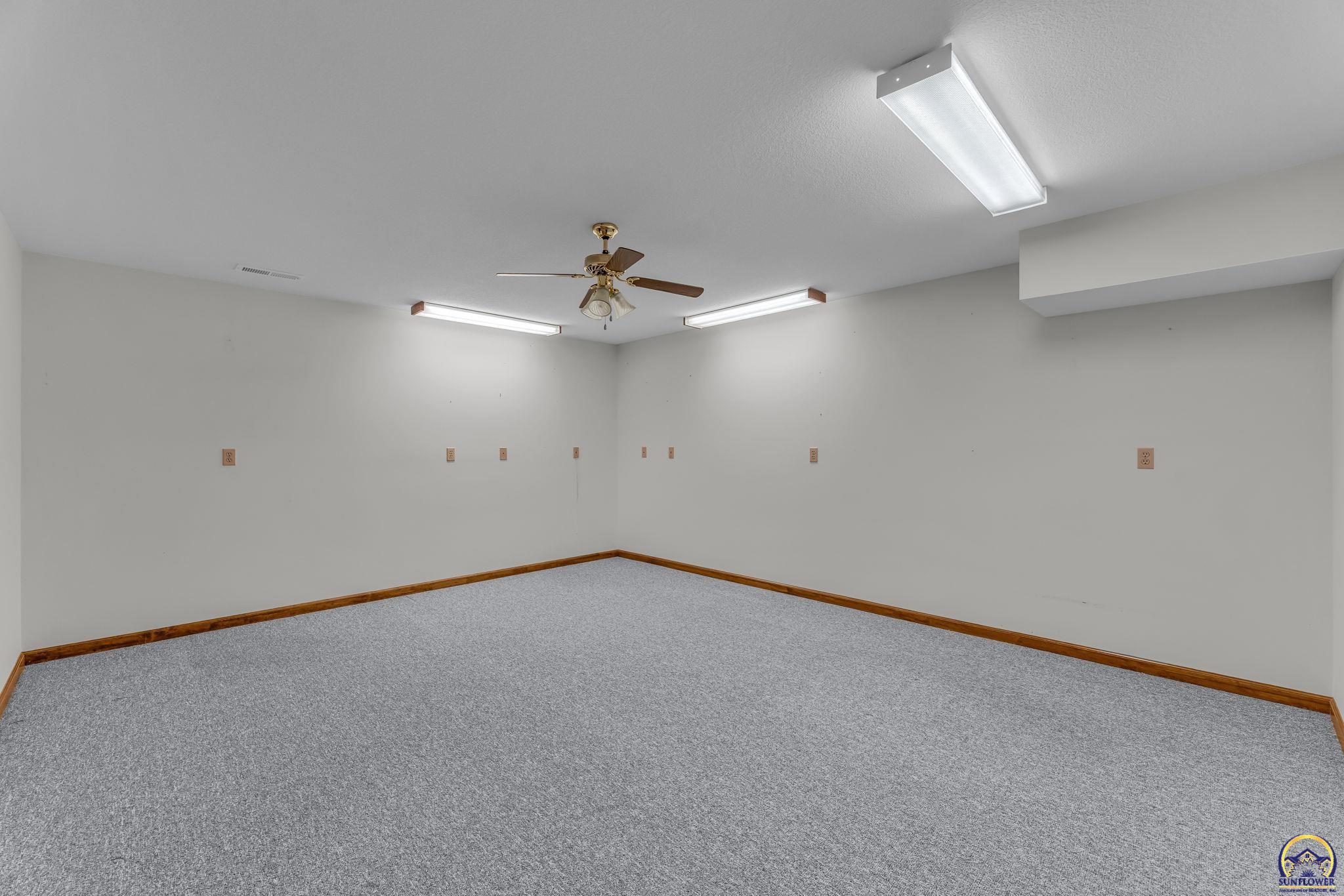 6400 Southwest Castle Lane Topeka, KS 66614 - Photo 27 of 36