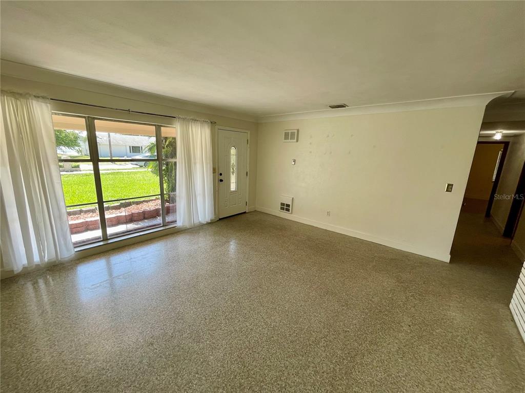 206 Robin Road Altamonte Springs, FL 32701 - Photo 11 of 36 an empty room with sliding door