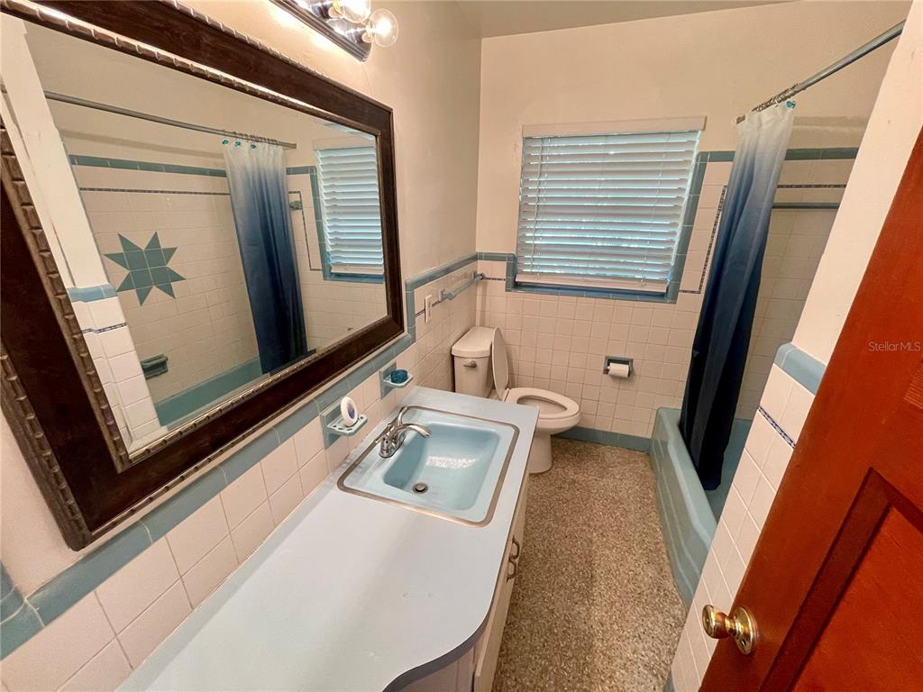 206 Robin Road Altamonte Springs, FL 32701 - Photo 25 of 36 a bathroom with a sink a mirror and a bathtub