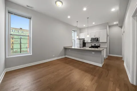 $2,100 | 1946 South Racine Avenue, Unit 2R, Chicago, IL 60608