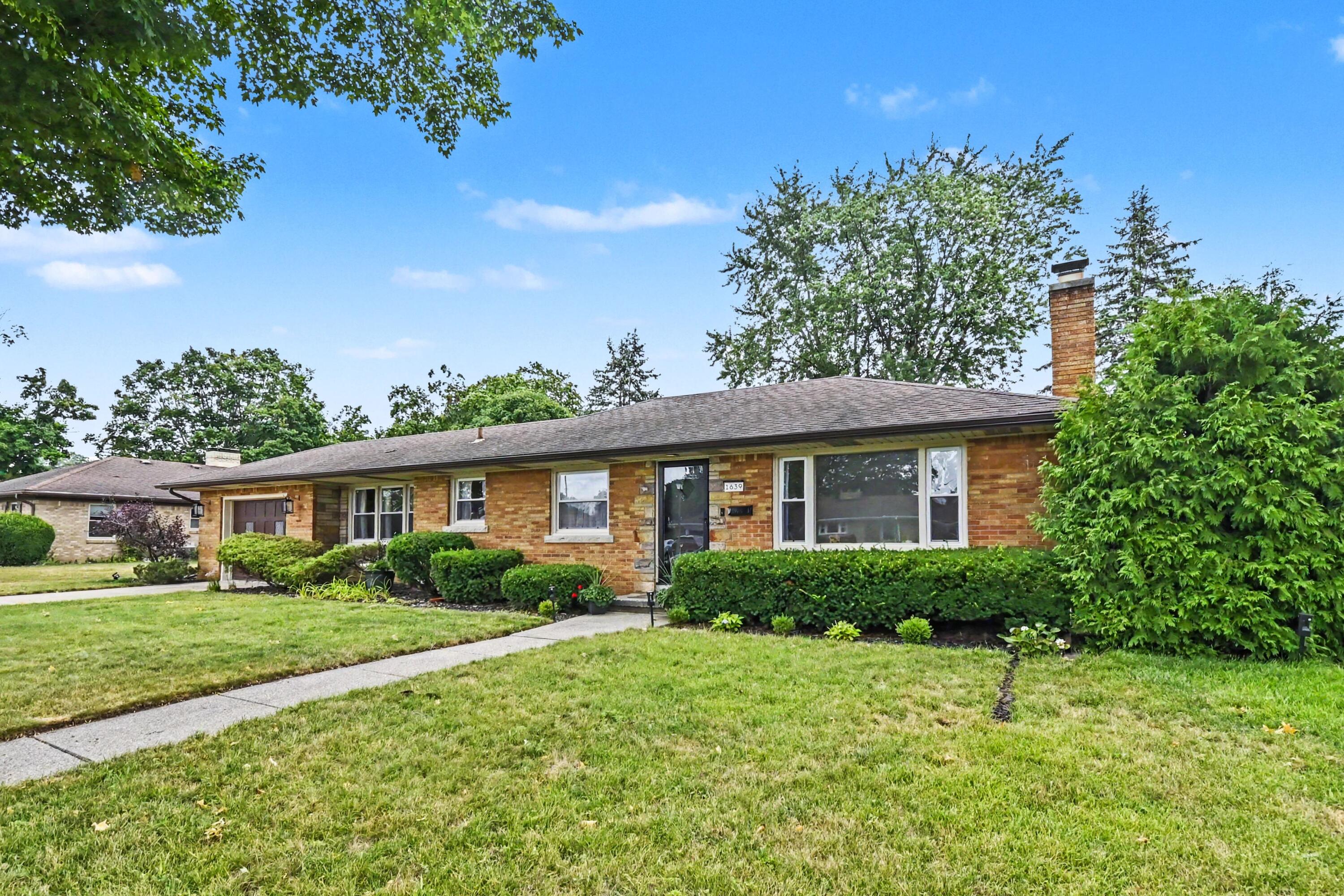 1639 Wellington Road Lansing, MI 48910 - Photo 4 of 29 004_file_3682