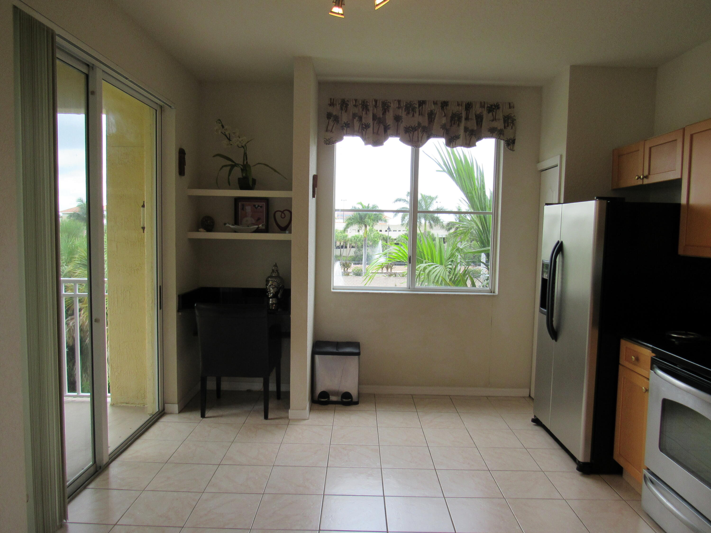 11019 Legacy Lane, Unit 305 Palm Beach Gardens, FL 33410 - Photo 8 of 40 Built in desk