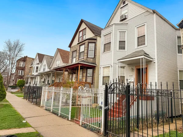 $1,650 | 2340 North Tripp Avenue, Unit 1, Chicago, IL 60639