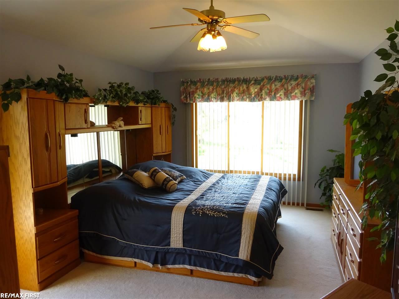 896 Grovecrest Rochester Hills, MI 48307 - Photo 6 of 43