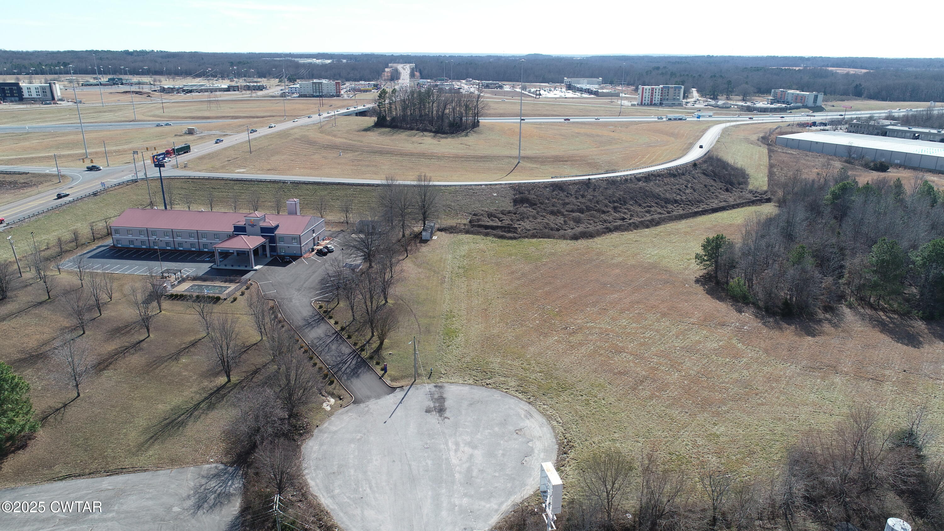 41 International Cove Jackson, TN 38305 - Photo 9 of 21 a terrace with a table and chairs