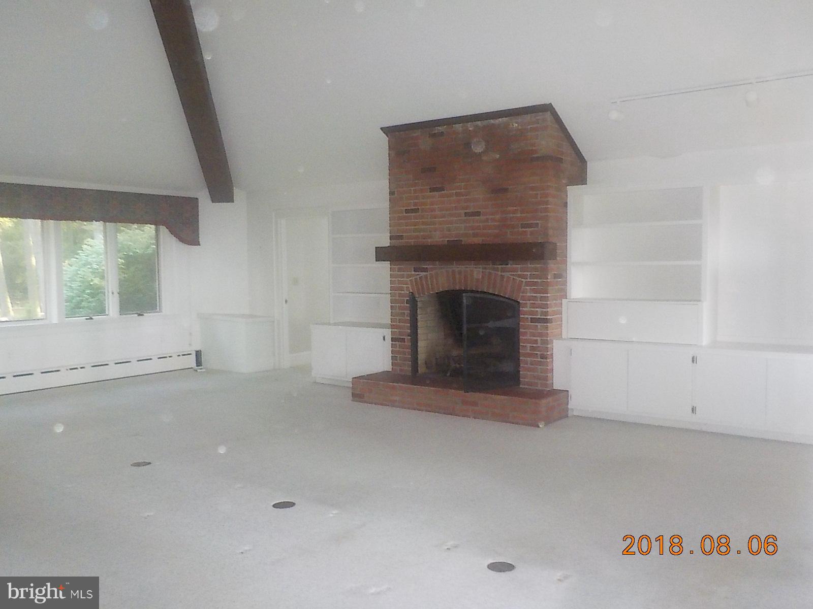 6043 Corners Wharf Road Cambridge, MD 21613 - Photo 8 of 26 Living Room