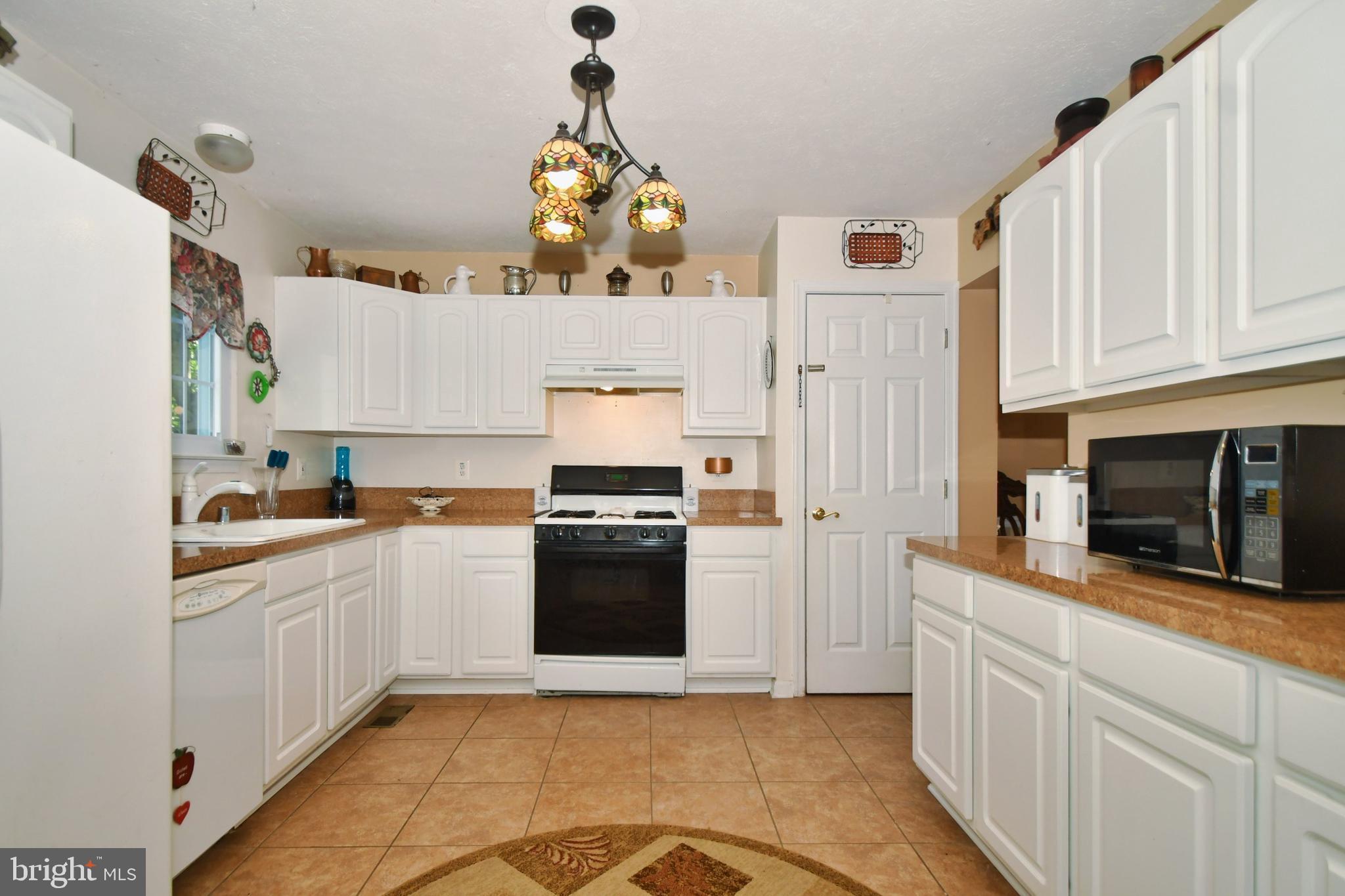 9319 Sea Point Road Baltimore, MD 21219 - Photo 12 of 55 Ceramic floors