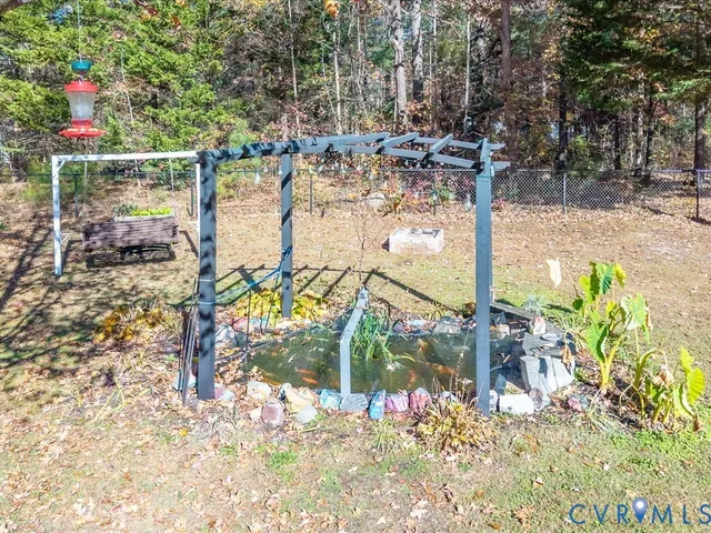 a view of a backyard