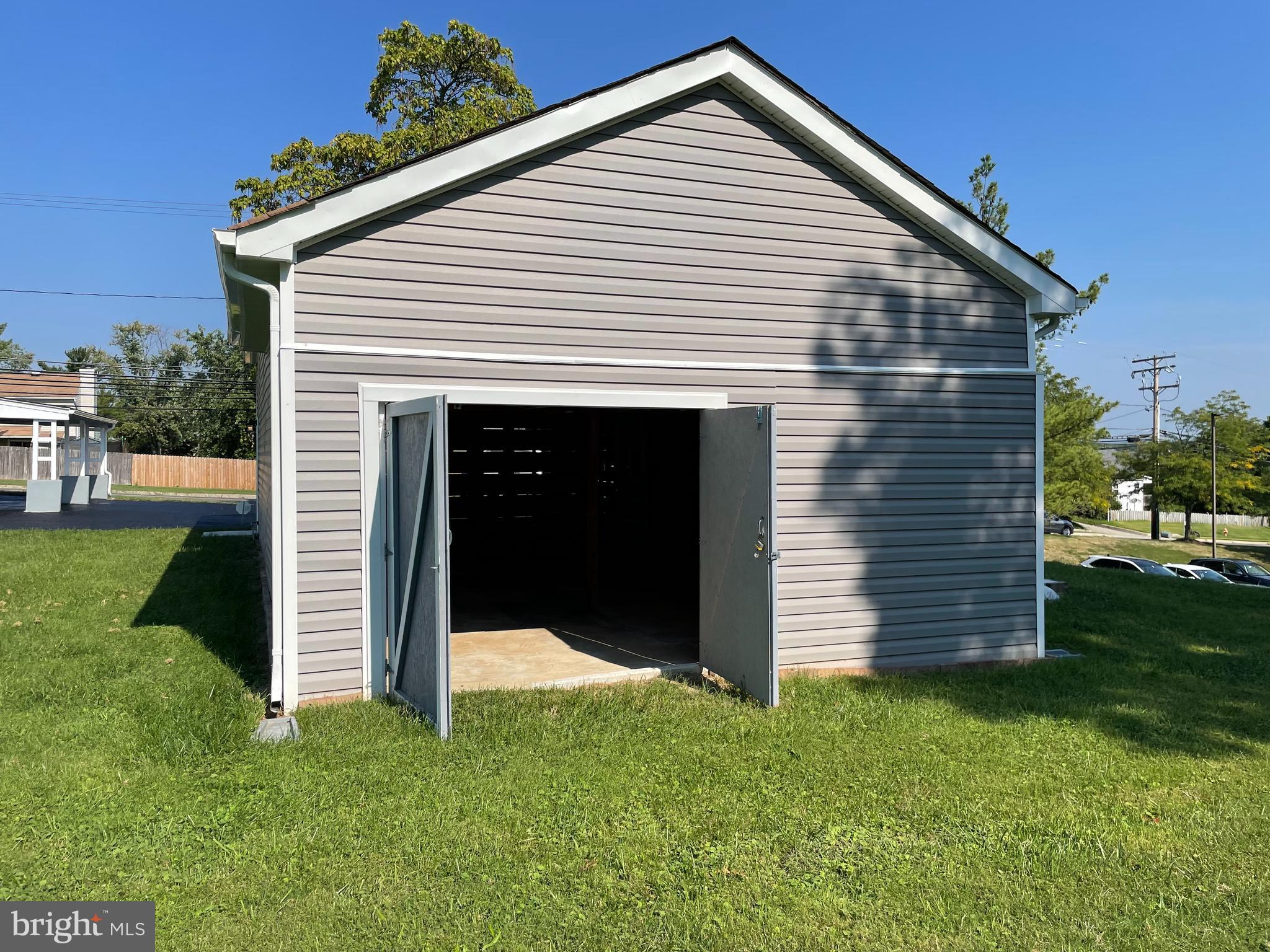 9401 Philadelphia Road Baltimore, MD 21237 - Photo 33 of 46 Rear garage/barn access