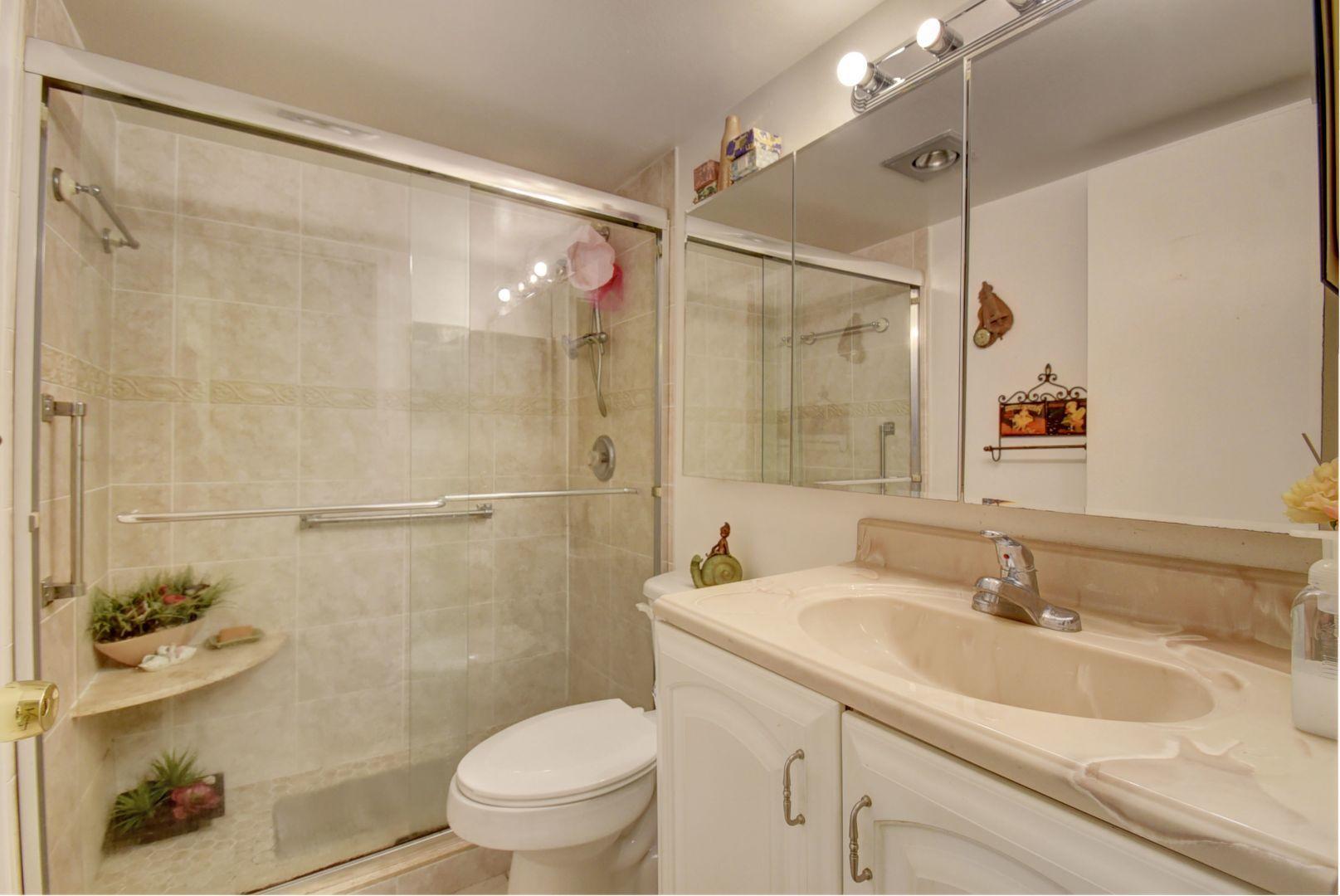 2019 Cornwall East Boca Raton, FL 33434 - Photo 16 of 21 Guest Bath