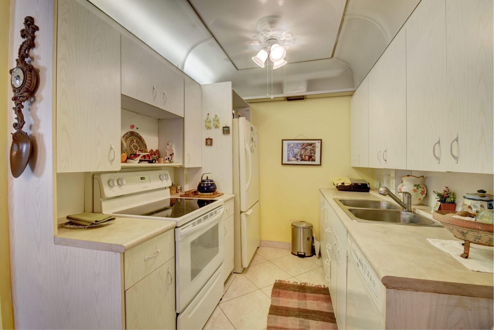 2019 Cornwall East Boca Raton, FL 33434 - Photo 4 of 21 Kitchen