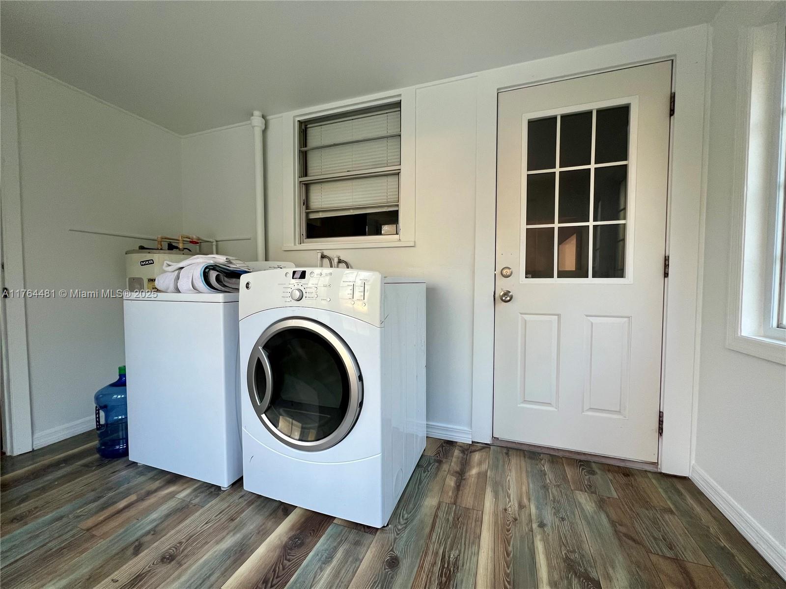 2985 Hilltop Road St. Augustine, FL 32086 - Photo 20 of 26 a view of livingroom with washer and dryer