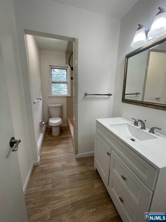 338 Queens Court Ridgewood, NJ 07450 - Photo 20 of 25 a bathroom with a sink and a mirror