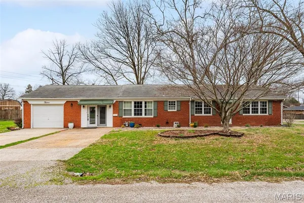 $213,000 | 12 St James Drive, Swansea, IL 62226
