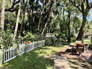 1515 Southwest 19th Terrace Okeechobee, FL 34974 - Photo 39 of 39 a view of backyard with a table and chairs and a large tree