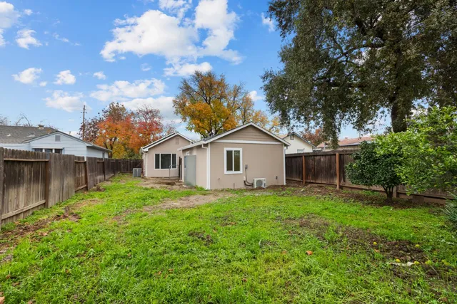 a view of a yard in front of house