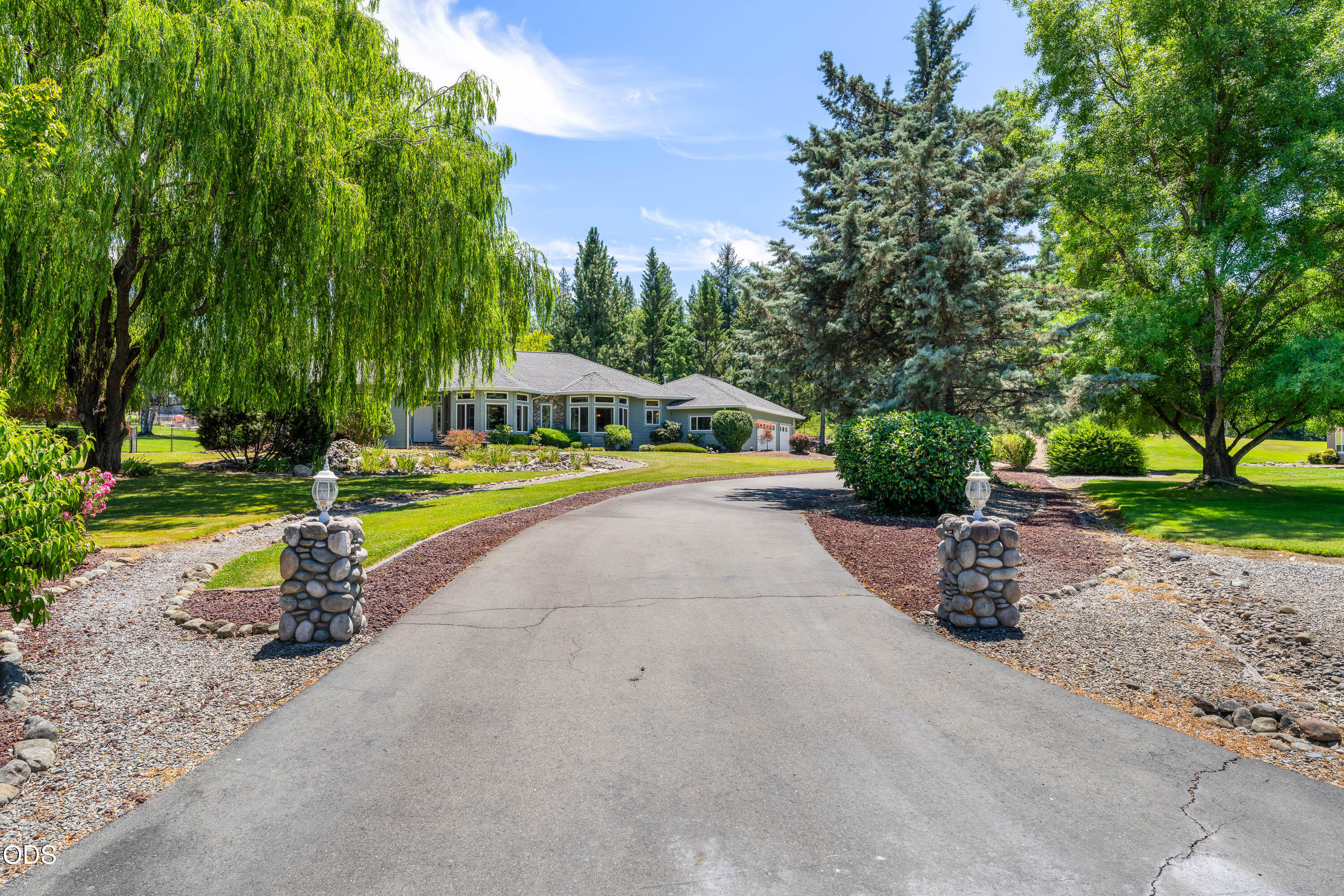 155 Kingsgate Way Grants Pass, OR 97527 - Photo 8 of 53