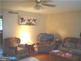118 Oberlin Road Pennsville, NJ 08070 - Photo 4 of 7 Living Room