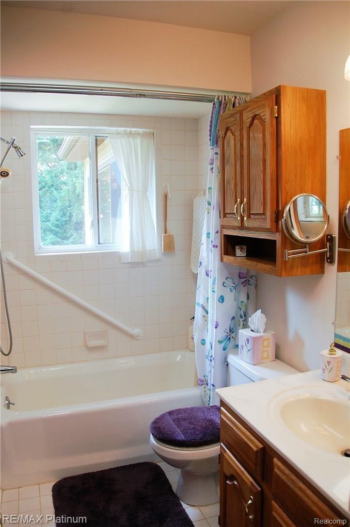 3493 Gregory Road Lake Orion, MI 48359 - Photo 9 of 20 gregory full bath.jpg