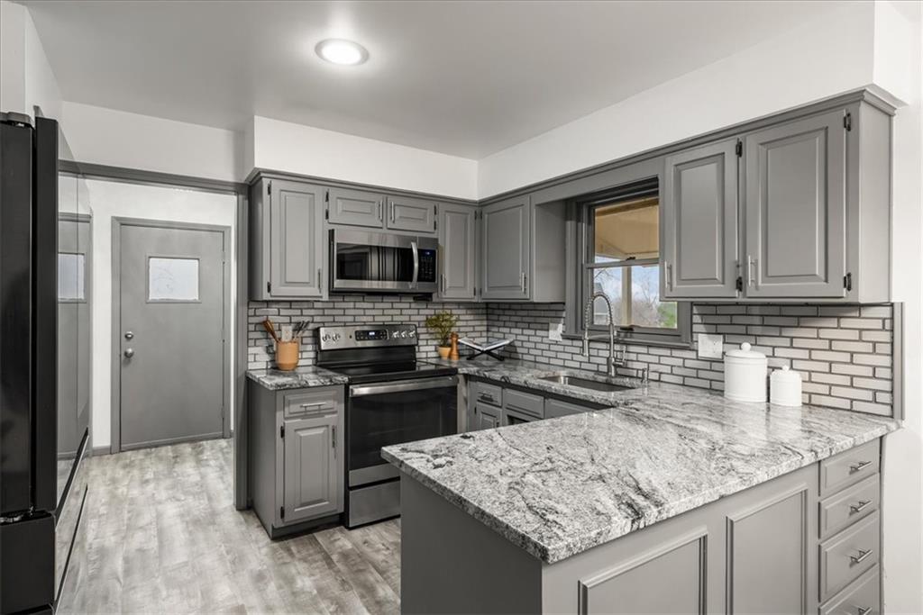 10921 Reeder Street Overland Park, KS 66210 - Photo 8 of 44