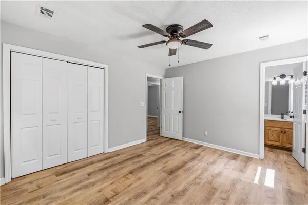 a view of a livingroom with a ceiling fan