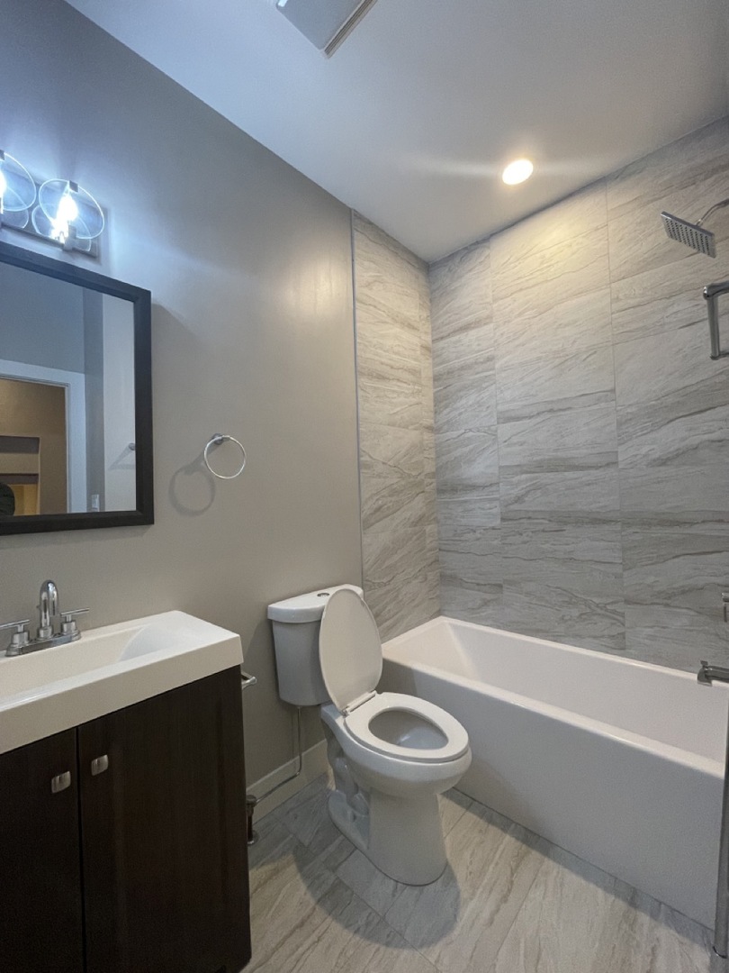 215 South Hamilton Avenue, Unit 1N Chicago, IL 60612 - Photo 16 of 23 a bathroom with a toilet a sink and bathtub