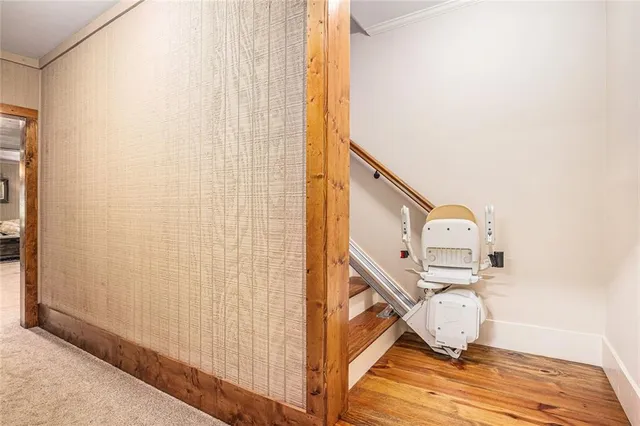 a view of a small house with backyard and trees