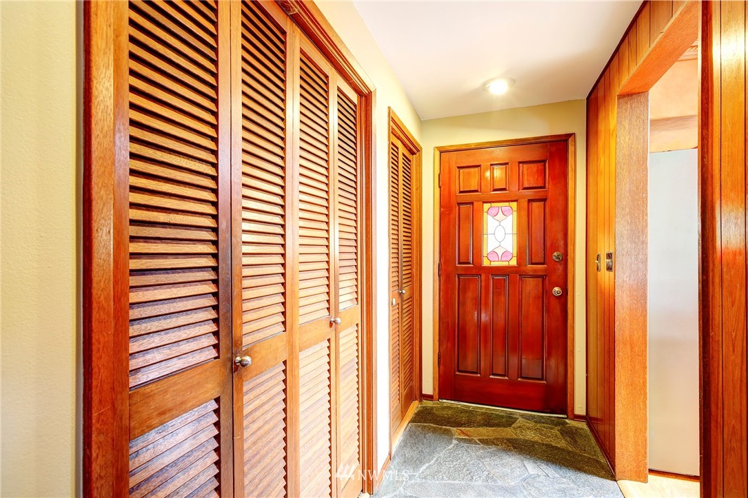 6944 South Rustic Road Seattle, WA 98178 - Photo 3 of 22 Gallery Image 3